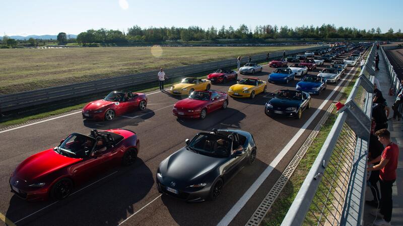 &Egrave; record del Guinness per le Mazda MX-5: 707 auto in pista tutte in corsa