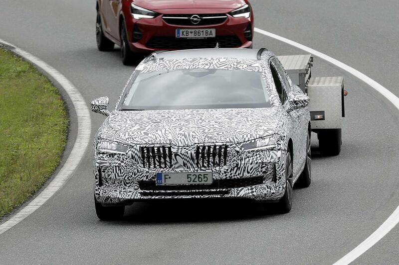 Skoda Superb 2023, ecco le foto spia