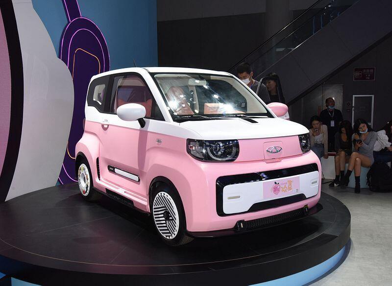Nella versione Ice-Cream la Chery QQ è la diretta concorrente della Wuling mini EV Mini e ha prezzi che vanno da 6.000 al 7.400 euro. Nonostante le misure, è omologata per quattro persone