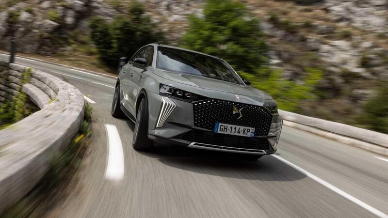 DS 7 E-Tense 225: la plug-in pi&ugrave; equilibrata. 225 CV, 57 km in elettrico, morbida e comoda