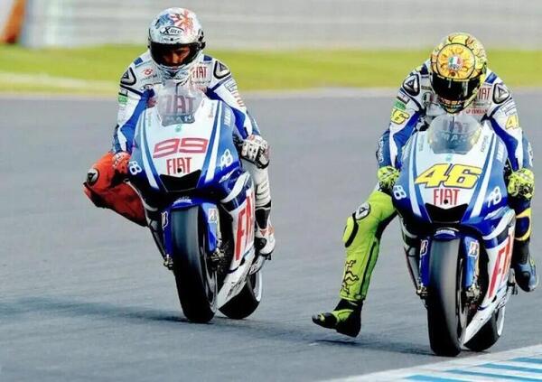 Quasi amici: Valentino Rossi e Jorge Lorenzo ricordano insieme quella battaglia (tra compagni di squadra) a Motegi 2010 [VIDEO]