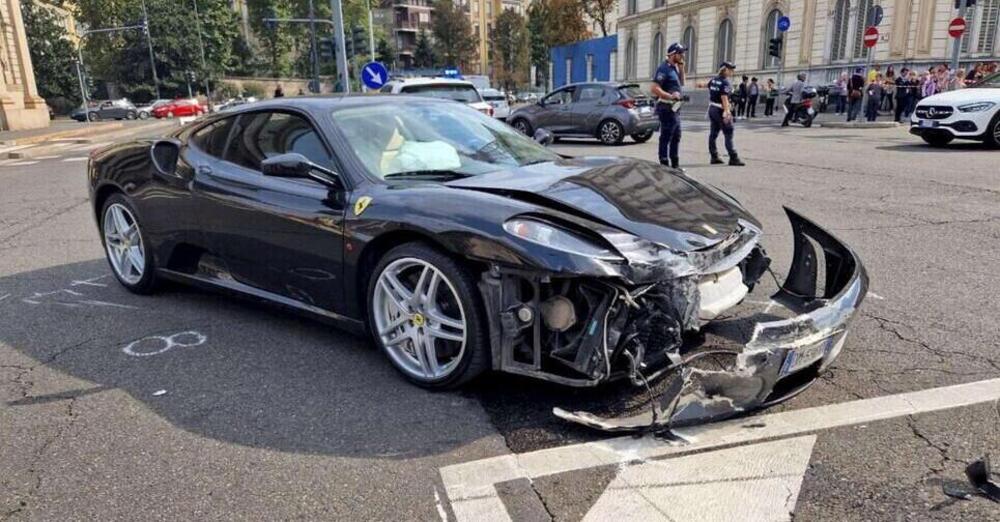 Scontro tra una Ferrari e un&#039;auto della polizia che si ribalta: ecco cosa &egrave; successo