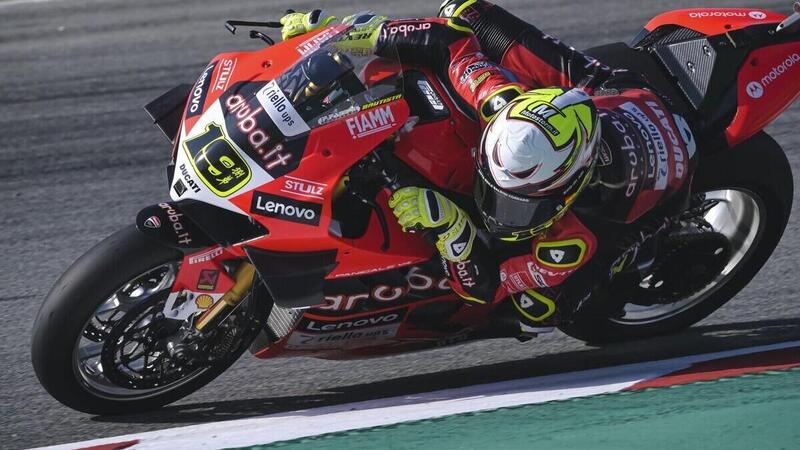 SBK 2022. GP di Catalunya a Barcellona. Alvaro Bautista domina Gara 1 a Barcellona