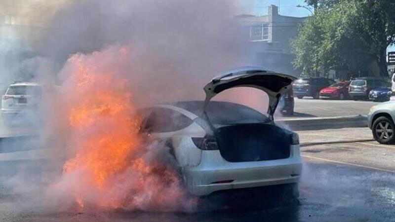 I vigili del fuoco in azione per spegnere una Tesla: 42 minuti di lavoro [VIDEO] 