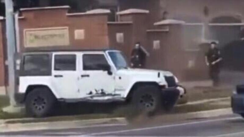 Con la Jeep Wrangler cerca di scappare dalla Polizia e fa un macello [VIDEO]