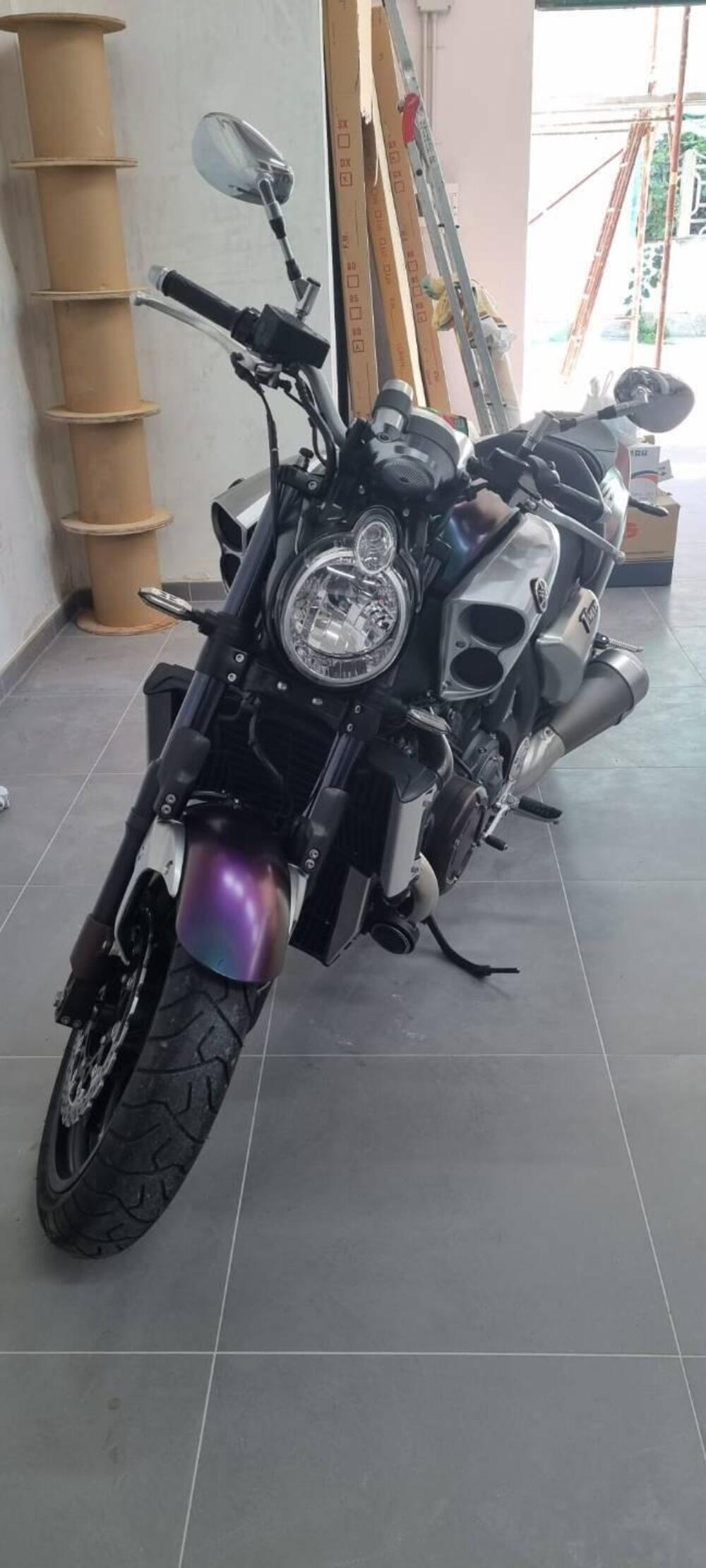 Yamaha VMAX (2008 - 17) (3)