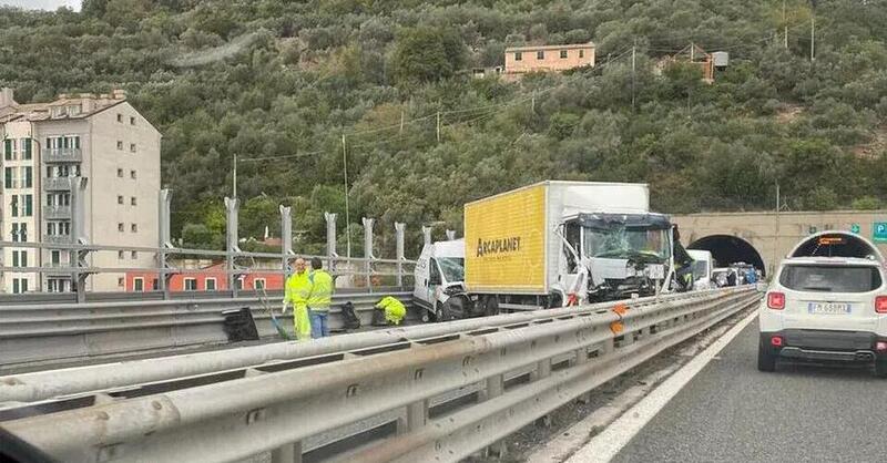 Maxi incidente sulla A12: chilometri di coda