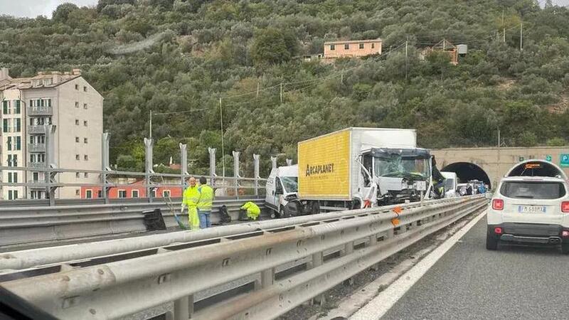 Maxi incidente sulla A12: chilometri di coda