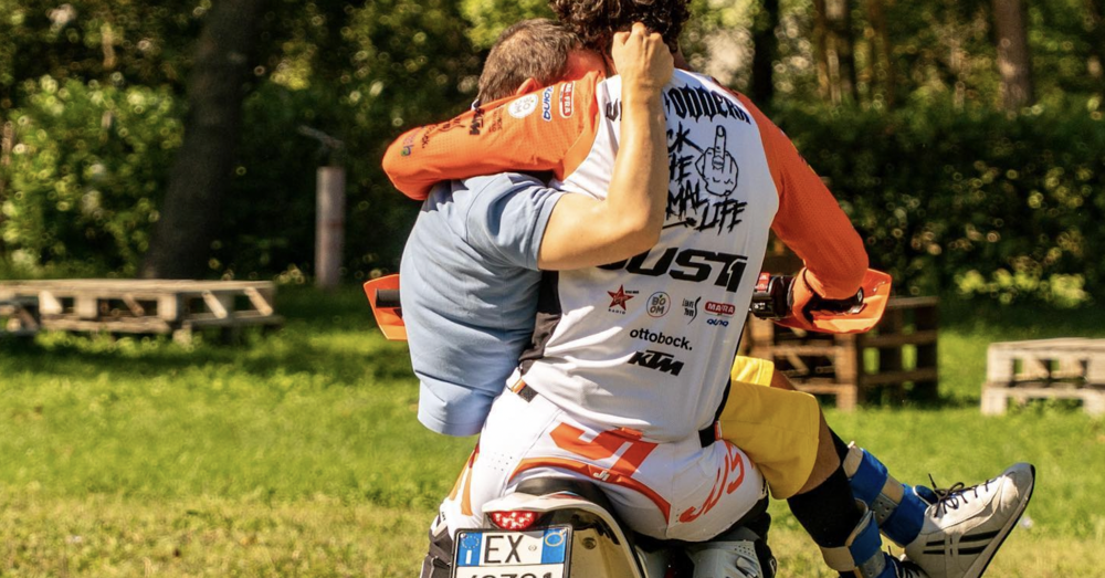 Vanni Oddera porta la Mototerapia a Novara tra musica e freestyle in moto 