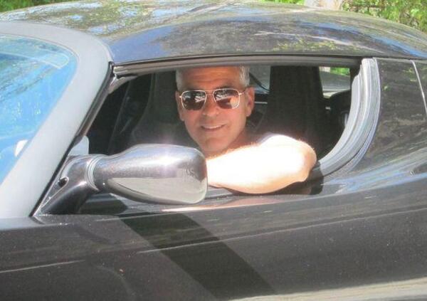 George Clooney paparazzato al volante di un'auto in puro stile Hollywood: il sogno di molti (anche attori)