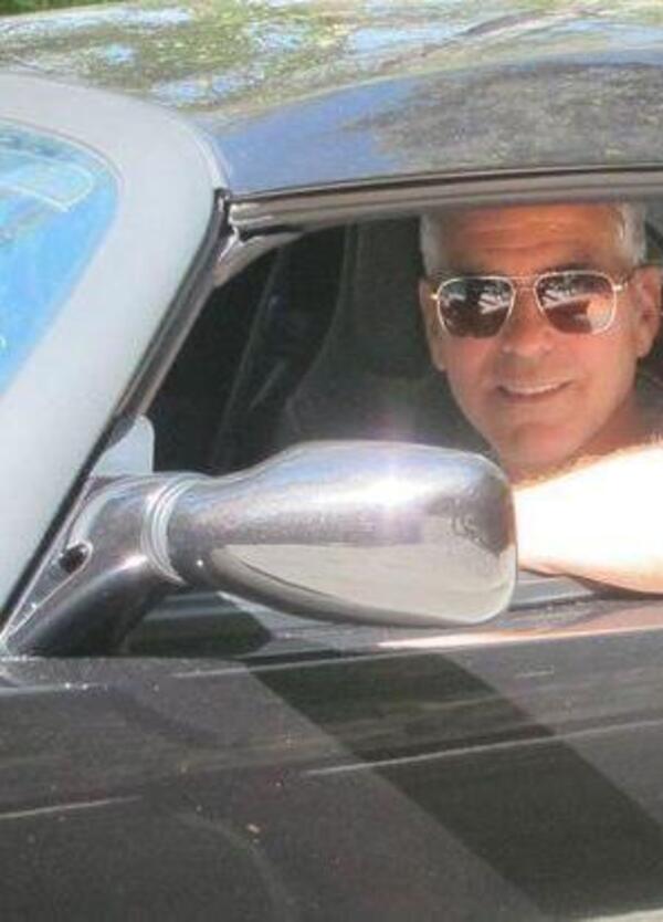 George Clooney paparazzato al volante di un&#039;auto in puro stile Hollywood: il sogno di molti (anche attori)