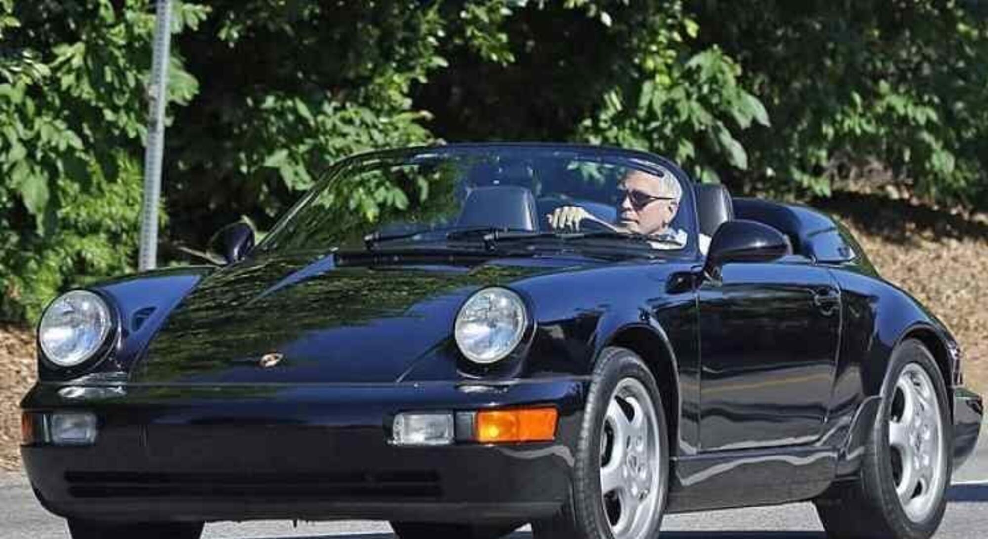 George Clooney al volante della sua cabrio metallizzata scura