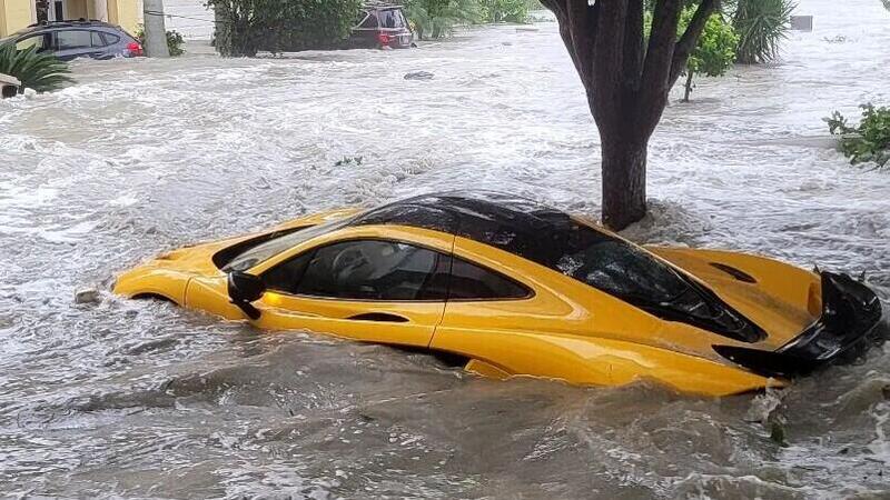 Una McLaren P1 vittima dell&#039;uragano Ian in Florida [VIDEO]