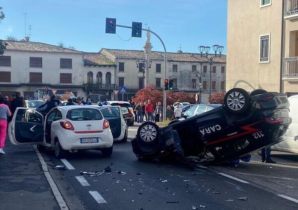 Ruba tre auto e nella fuga uccide un ciclista e ribalta pattuglia dei carabinieri: arrestato un 19enne