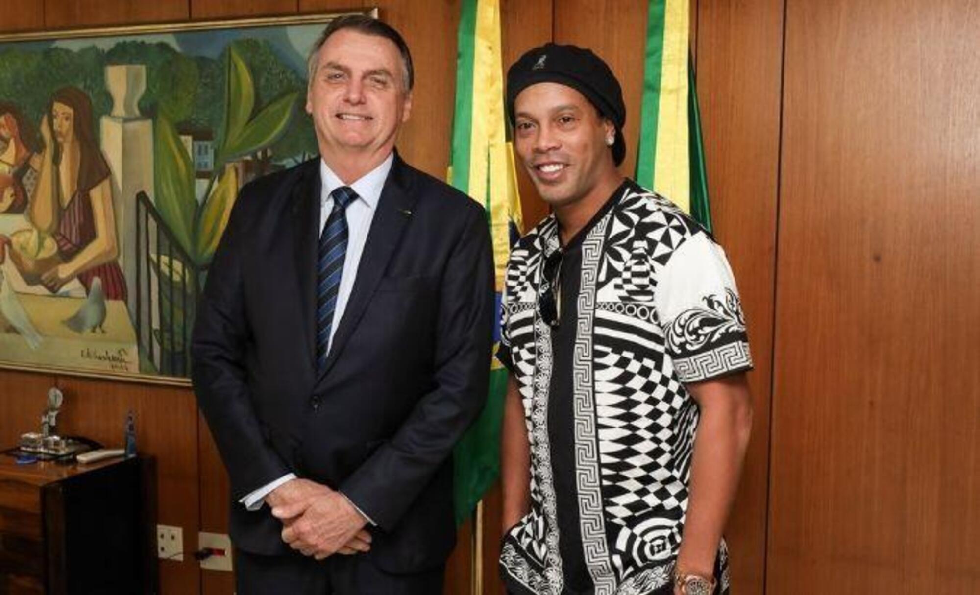 20221001 234047749 2070Jair Bolsonaro con Ronaldinho, che sostenne il candidato di destra alle passate elezioni