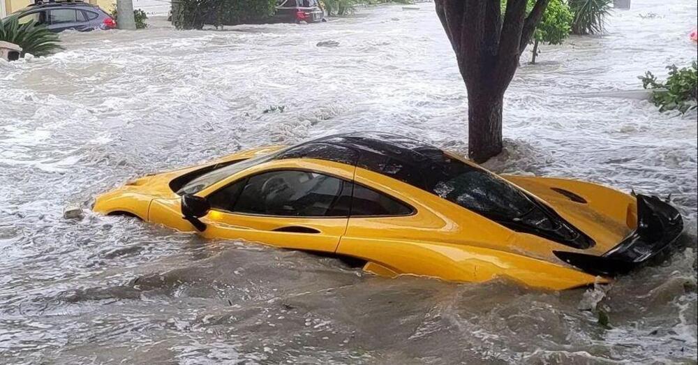 Esce galleggiando dal garage: &egrave; una McLaren costosissima che ha resistito all&#039;uragano
