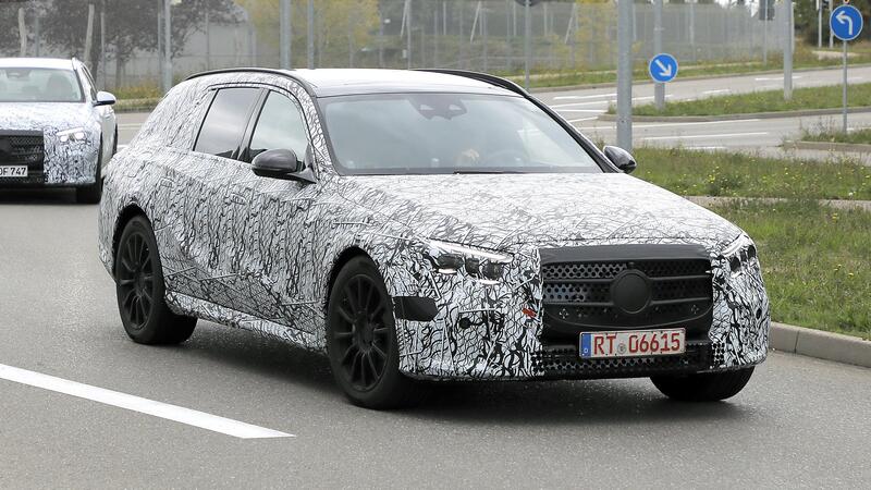 Mercedes Classe E 2023, ecco le foto spia 