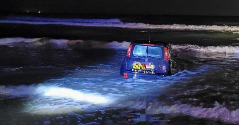 Finisce con la Panda in mare a Scicli. Ma la Fiat galleggia? 