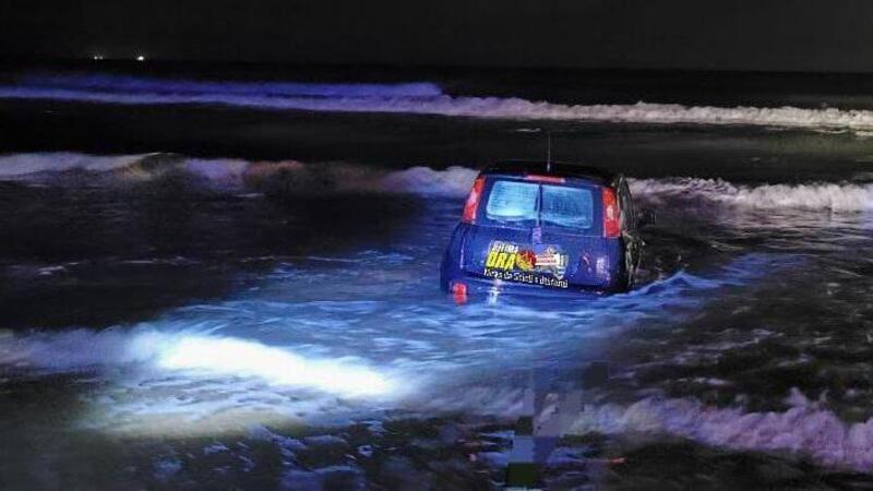 Finisce con la Panda in mare a Scicli. Ma la Fiat galleggia? 