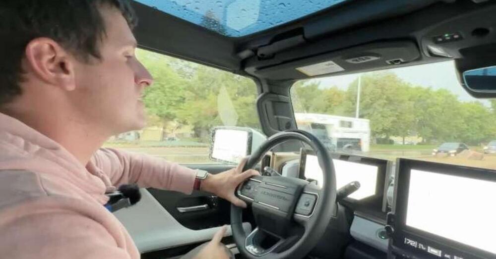[VIDEO] Spende pi&ugrave; di 100mila euro per il Suv elettrico, ma lo youtuber rimane a piedi in autostrada