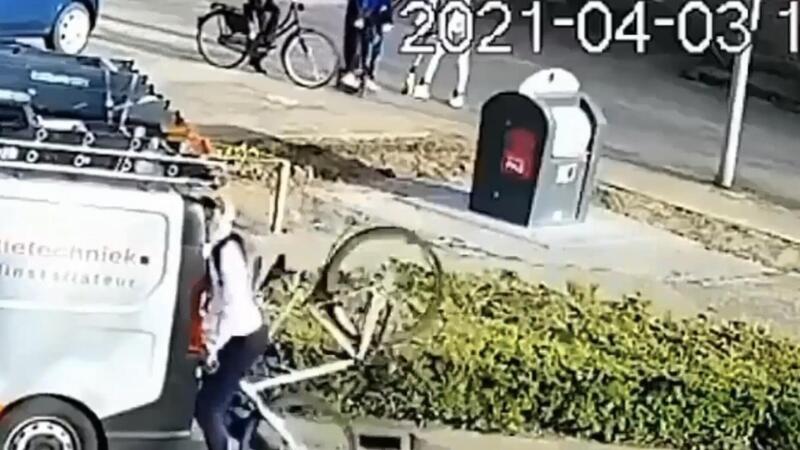 Se ti succede questo in bici quando usi il telefono, figuriamoci in auto [VIDEO]