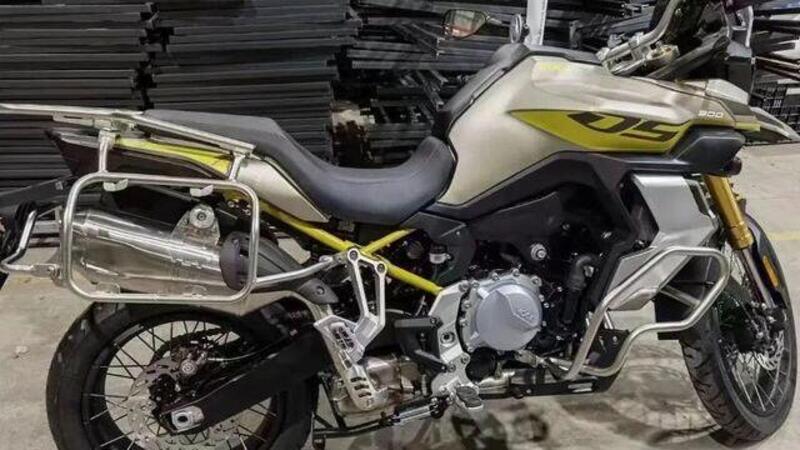 Ecco la futura VOGE 900 DS, molto BMW GS... [Foto Spia]