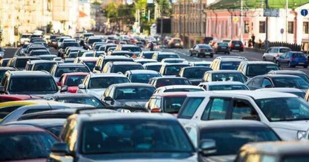 Italiani sempre pi&ugrave; dipendenti dalle auto: ogni mille abitanti 663 veicoli