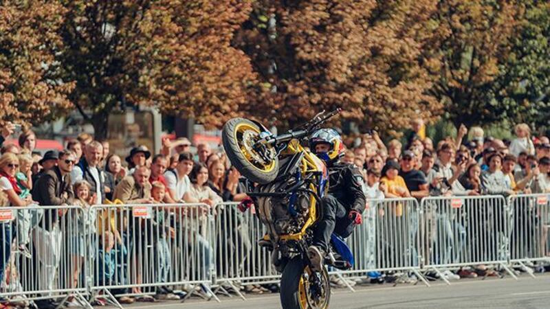 Record. 580 metri sulla moto in impennata... senza mani!