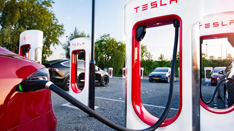 Tesla, tariffe supercharger che cambiano con l&#039;orario, anche in Italia