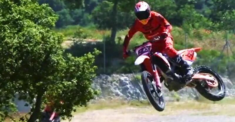 Questo Marc Marquez che non leva il gas neanche quando fa motocross! [VIDEO VIRALE]