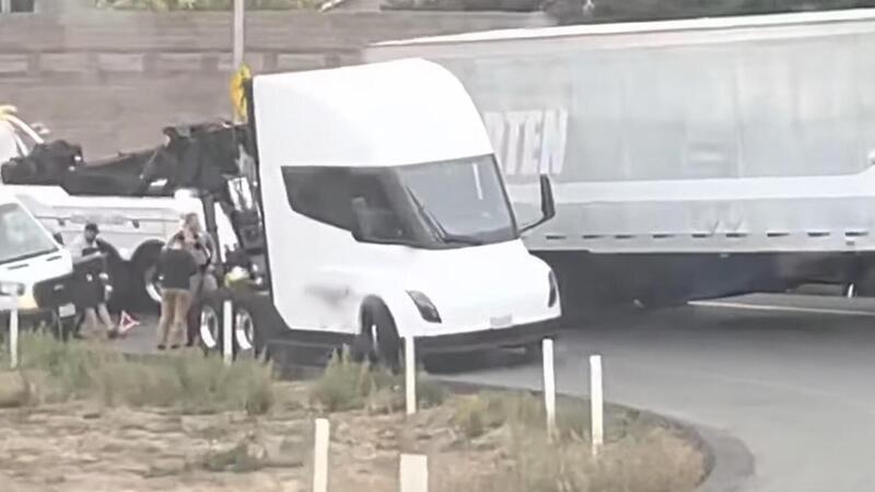 Tesla Semi pronta consegna 2022, eccolo: con qualche intoppo [video mezzo in panne]