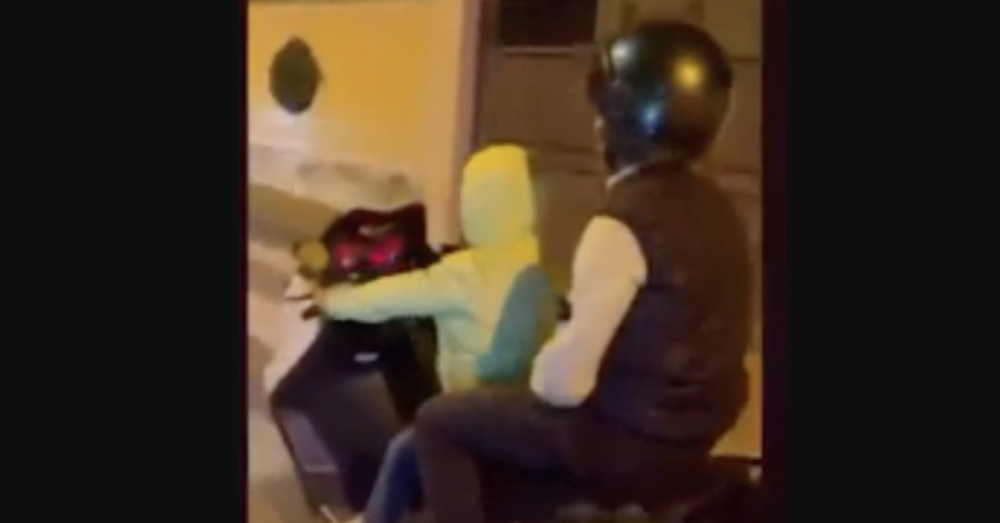 Napoli, fanno guidare al figlio piccolo senza casco il maxi scooter in strada e si filmano [VIDEO]