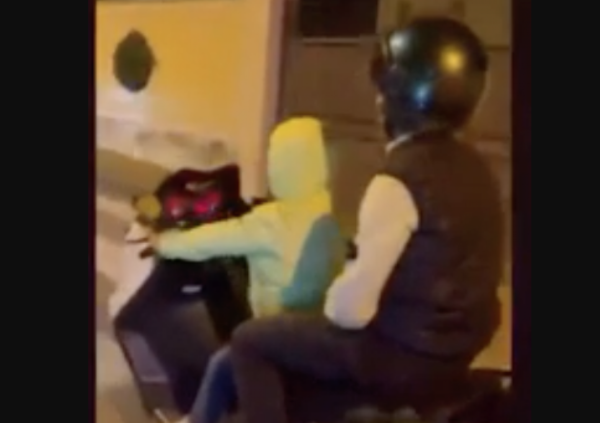 Napoli, fanno guidare al figlio piccolo senza casco il maxi scooter in strada e si filmano [VIDEO]