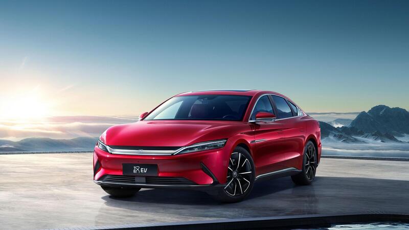 BYD Han 2023, ecco com&#039;&egrave; fatta dentro e fuori la anti Tesla a Parigi 2022: 520 CV! 