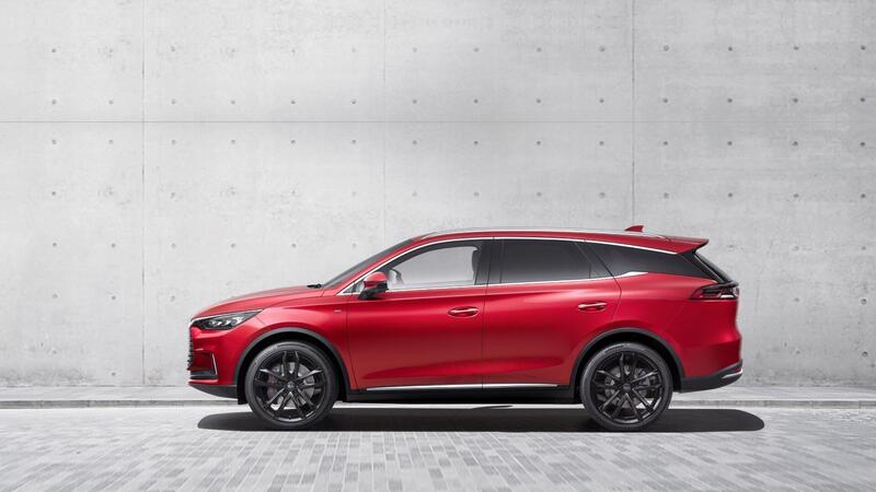 BYD Tang, grande suv elettrica 7 posti in stile Tesla Model X ma costa la met&agrave; 