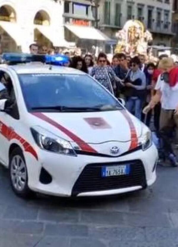 Auto dei vigili si abbatte su una processione: nove feriti