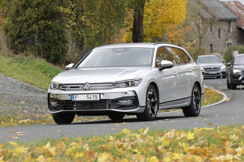 Volkswagen Passat 2023, ecco le foto spia