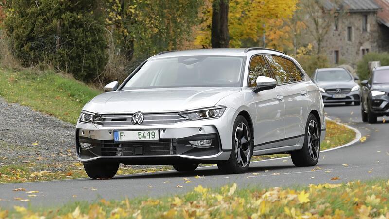 Volkswagen Passat 2023, ecco le foto spia