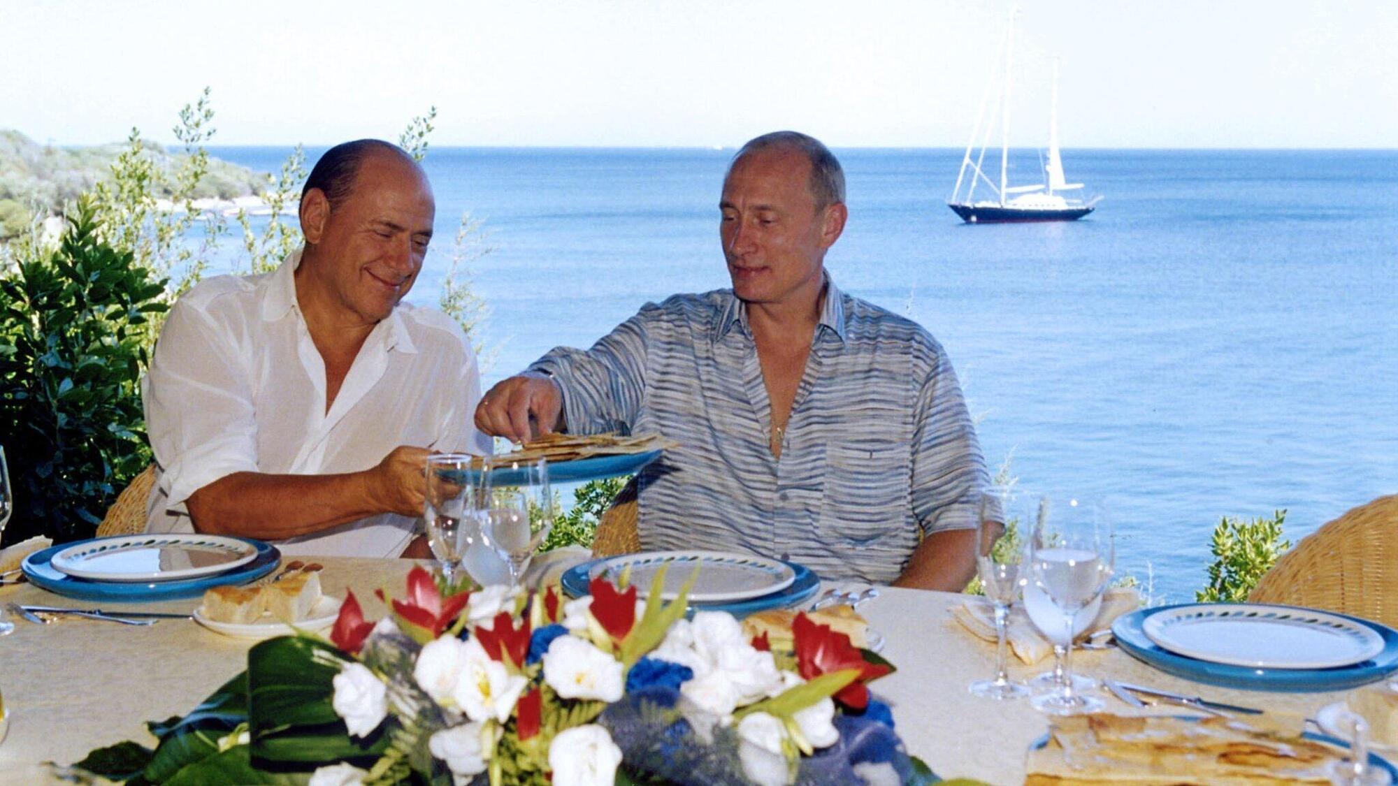 La romantica vacanza al mare di Berlusconi e Putin