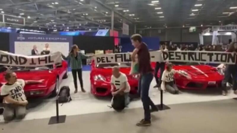 Ferrari imbrattate dagli attivisti al Salone di Parigi 2022 [VIDEO]