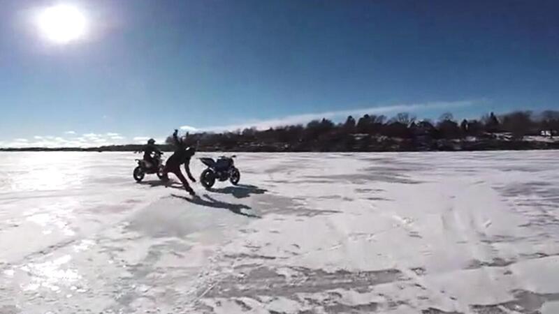 La moto se ne va sul lago ghiacciato, sembra Paperissima! [VIDEO VIRALE]