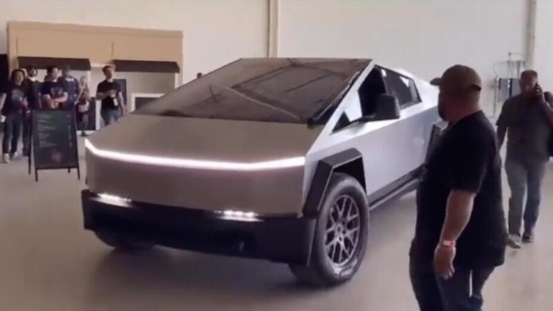 Tesla Cybertruck: la versione definitiva, ecco come si muove in manovra [VIDEO]