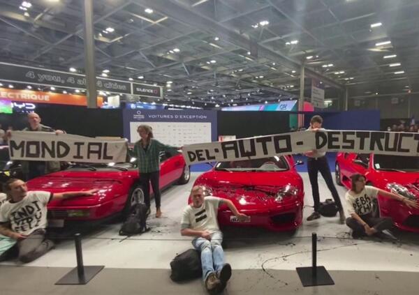 [VIDEO] Nuova protesta degli ambientalisti: vandalizzata una Ferrari da 200 mila euro