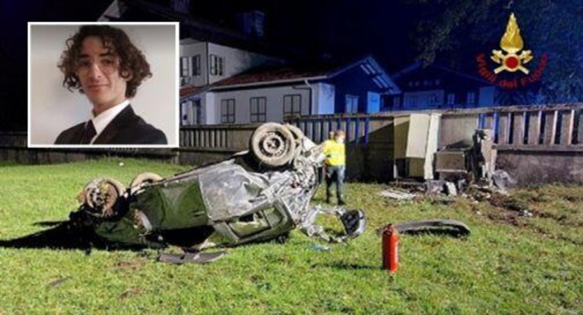 Alessandro Tabaku e la sua auto distrutta dopo l&#039;incidente