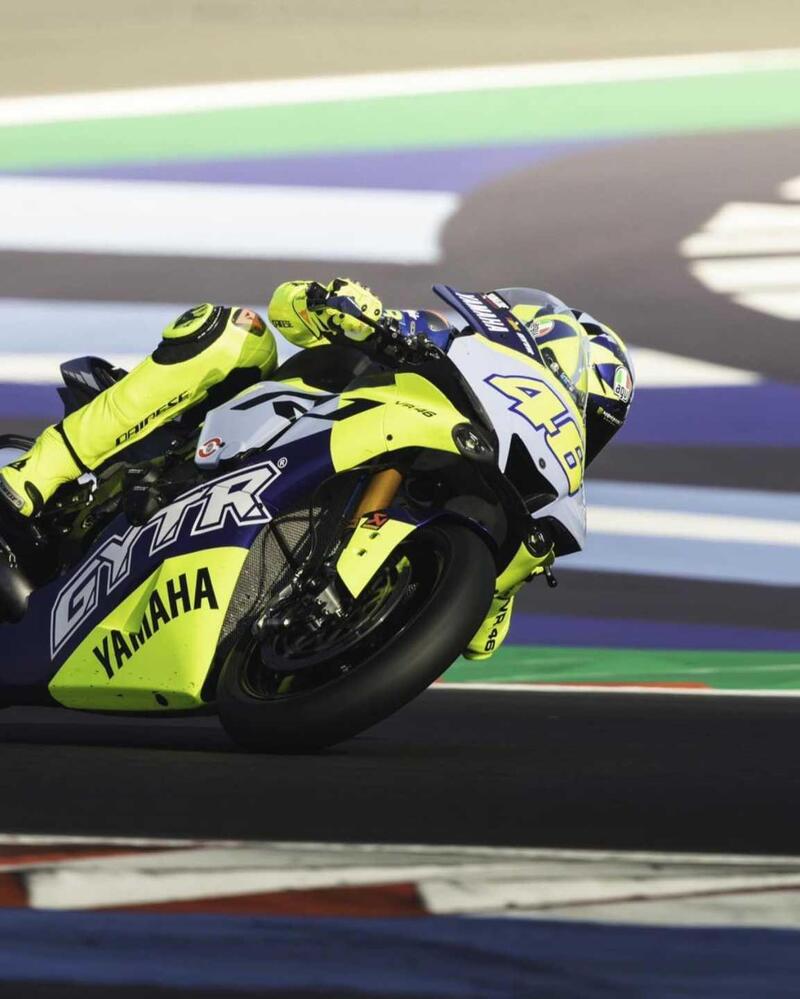 MotoGP 2022. Valentino Rossi gira con la R1 e la nuova tuta, poi va a Valencia per Pecco Bagnaia? [GALLERY]