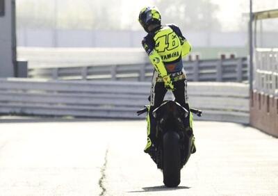 MotoGP 2022. Valentino Rossi gira con la R1 e la nuova tuta, poi va a Valencia per Pecco Bagnaia? [GALLERY]