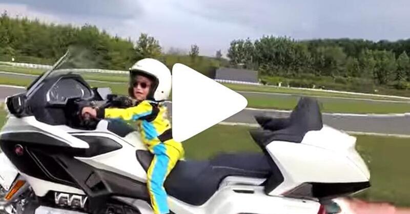 Un bambino di 3 anni guida una Honda Goldwing: lo aspetta suo pap&agrave;, un cinque volte campione del mondo... [VIDEO VIRALE]