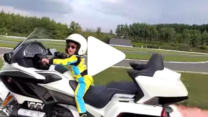 Un bambino di 3 anni guida una Honda Goldwing: lo aspetta suo pap&agrave;, un cinque volte campione del mondo... [VIDEO VIRALE]