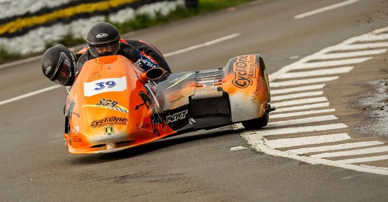 Incidente al Tourist Trophy, muore quattro mesi dopo il compagno di sidecar