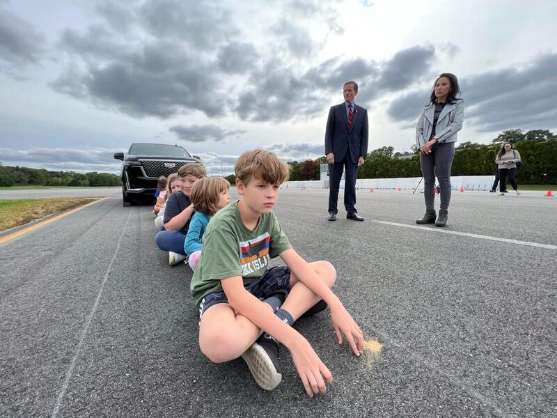 Bambini delle scuole elementari al test di visibilit&agrave; su SUV e pick-up condotto da NBC News